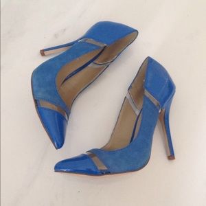 Blue pumps